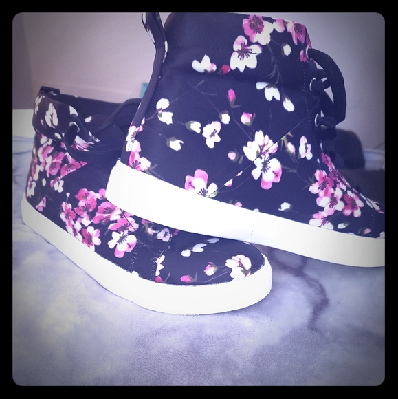 Sneakers - Picture 1 of 2